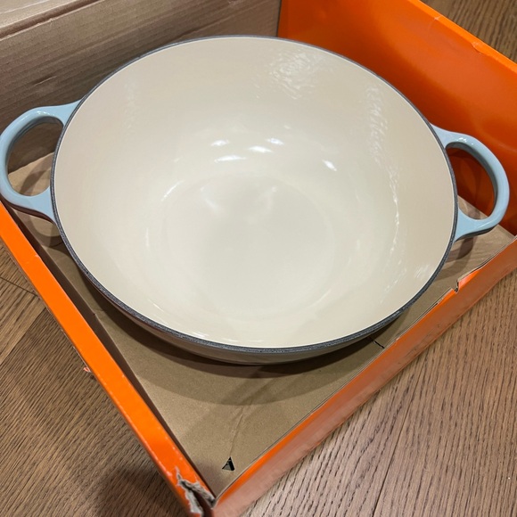 Le Creuset Enameled Cast Iron Signature Chef Dutch Oven - Sea Salt 7.5 qt - Picture 6 of 13